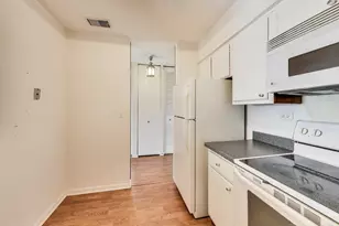 701 W Huntington Commons Rd, Mount Prospect, IL 60056 - Photo 9