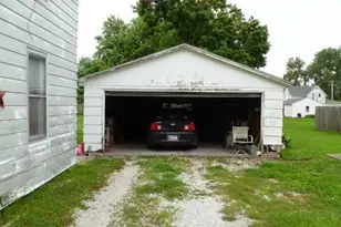 105 W 3rd Ave, La Harpe, IL 61450 - Photo 3