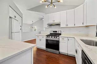 9521 Georgetown Ln, Crystal Lake, IL 60014 - Photo 3