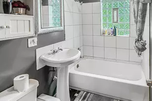 8539 S St Lawrence Ave, Chicago, IL 60619 - Photo 9