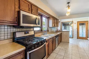 8801 S Clyde Ave, Chicago, IL 60617 - Photo 9