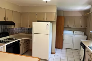 1060 Warwick Ln, Elk Grove Village, IL 60007 - Photo 7