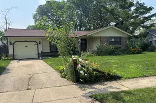 1060 Warwick Ln, Elk Grove Village, IL 60007 - Photo 1