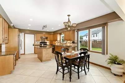 3835 Huntington Boulevard, Hoffman Estates, IL 60192 - Photo 9