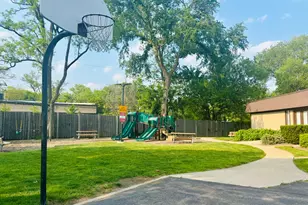 325 Shadow Bend Dr, Wheeling, IL 60090 - Photo 3