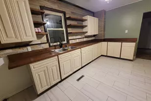 915 W Superior St, Ottawa, IL 61350 - Photo 5