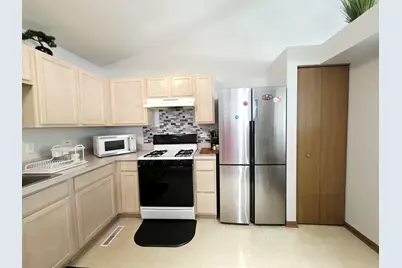 109 E Victoria Circle, North Aurora, IL 60542 - Photo 15