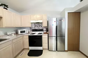 109 E Victoria Cir, North Aurora, IL 60542 - Photo 15