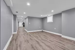 2424 W Hollywood Ave, Chicago, IL 60659 - Photo 9