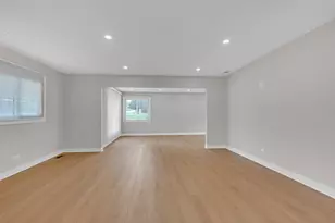 1055 N Bluebonnet Ln, Hoffman Estates, IL 60169 - Photo 17