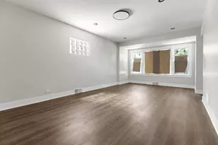 8647 S Kingston Ave, Chicago, IL 60617 - Photo 3