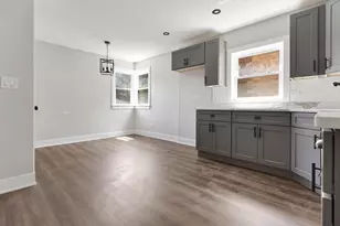 8647 S Kingston Ave, Chicago, IL 60617 - Photo 5