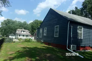 427 E Oak St, Watseka, IL 60970 - Photo 3