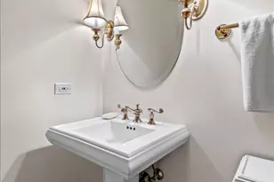 25 E Superior St, Chicago, IL 60611 - Photo 9