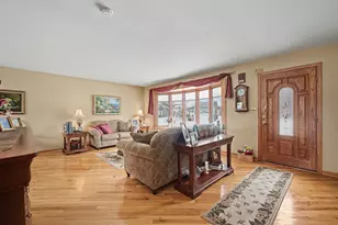 4100 N Victoria Dr, Hoffman Estates, IL 60192 - Photo 3