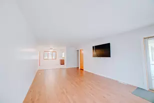 911 E Locust St, Watseka, IL 60970 - Photo 9