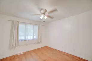 911 E Locust St, Watseka, IL 60970 - Photo 15