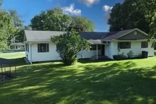 911 E Locust St, Watseka, IL 60970 - Photo 3