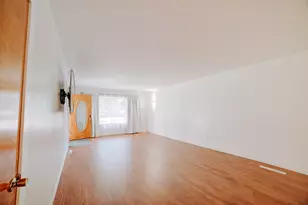 911 E Locust St, Watseka, IL 60970 - Photo 7