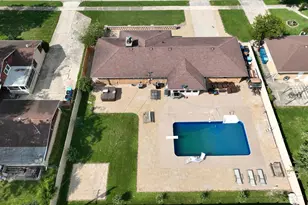 378 Oakwood Dr, Crete, IL 60417 - Photo 3