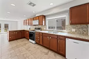 2916 Oakwood Ave, McHenry, IL 60051 - Photo 9