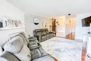 47 W Pier Dr, Westmont, IL 60559 - Photo 9