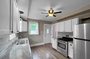 703 W Cottonwood St, Freeport, IL 61032 - Photo 5