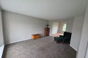 992 McPhee Dr, Lake in the Hills, IL 60156 - Photo 5