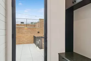 2434 W Superior St, Chicago, IL 60612 - Photo 21