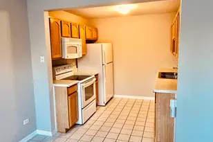 928 N Village Dr, Round Lake Beach, IL 60073 - Photo 3