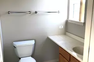 928 N Village Dr, Round Lake Beach, IL 60073 - Photo 9