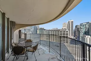 300 N State St, Chicago, IL 60654 - Photo 11