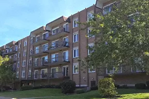 8101 W Courte Dr, Niles, IL 60714 - Photo 1