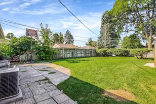 1056 E Villa Dr, Des Plaines, IL 60016 - Photo 17