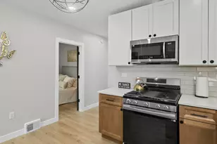 8442 S Kingston Ave, Chicago, IL 60617 - Photo 9