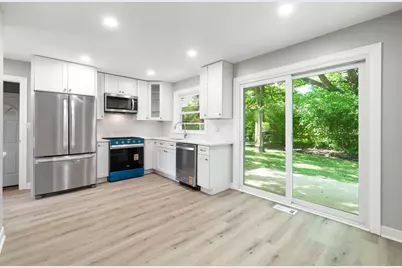 92-88 N Airlite Street, Elgin, IL 60123 - Photo 5