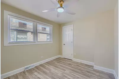 10046 S Indiana Avenue, Chicago, IL 60628 - Photo 11