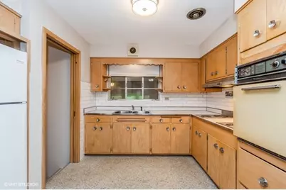 7045 W Madison Street, Niles, IL 60714 - Photo 9