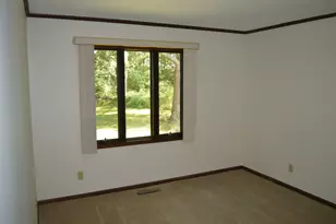 1701 Woodcrest Dr, Saint Anne, IL 60964 - Photo 11