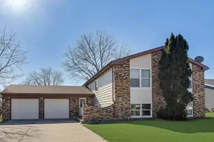 627 Chardonnay Ln, Crystal Lake, IL 60014 - Photo 1