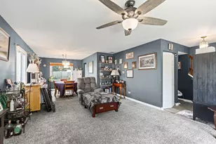 1549 Hollytree Ln, Crystal Lake, IL 60014 - Photo 9