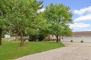 37857 E 100 North Rd, Bellflower, IL 62174 - Photo 3