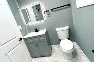 7042 S Eberhart Ave, Chicago, IL 60637 - Photo 17