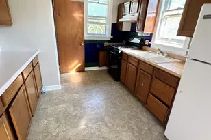 527 Ashland Ave, Elgin, IL 60123 - Photo 9