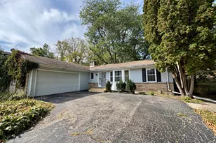 911 Kenmore Rd, Rockford, IL 61108 - Photo 1