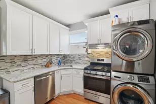 3558 W Belle Plaine Ave, Chicago, IL 60618 - Photo 11