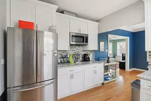 3558 W Belle Plaine Ave, Chicago, IL 60618 - Photo 13