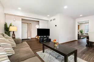 1201 Oak Ridge Dr, Streamwood, IL 60107 - Photo 5