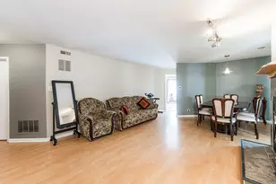 1329 E Evergreen Dr, Palatine, IL 60074 - Photo 11