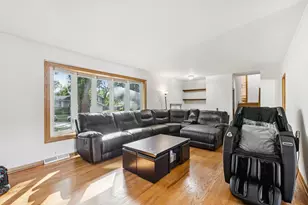 1504 E Emmerson Ln, Mount Prospect, IL 60056 - Photo 3